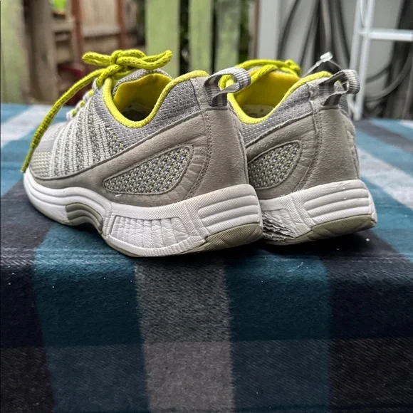 Ortho Feet Coral Knit Sneakers - Size 8 - Picture 2 of 6